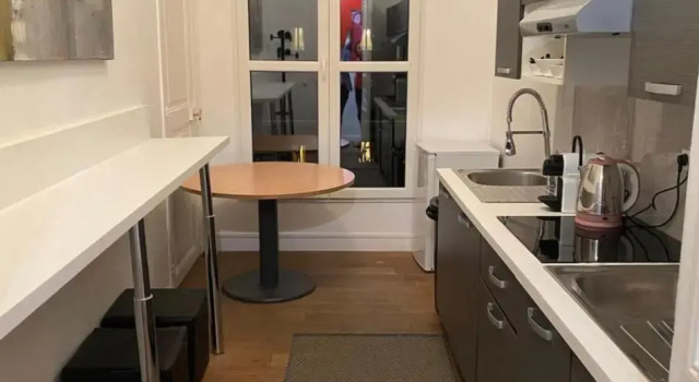 Magnifique flat avec balcon Champs-Elysées. AC, Забронировать Апартаменты/квартира Париж Иль-де-Франс, рядом с Вокзал Сен-Лазар