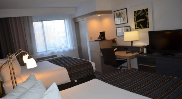 Четырёхместный номер Standard Country Inn & Suites by Radisson, Frederick, MD