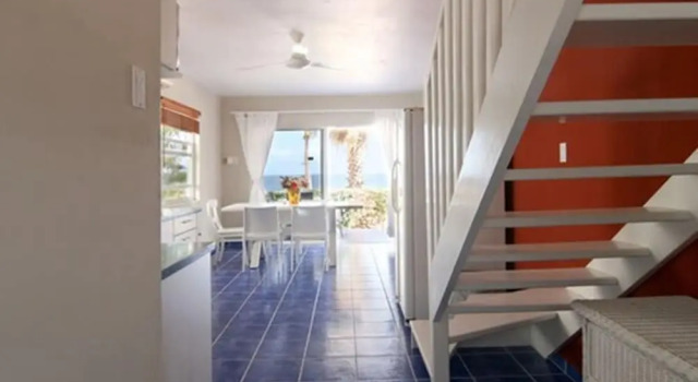 Бунгало с 3 комнатами с красивым видом из окна Oceanfront Townhome in Marazul Dive Resort