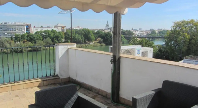 Апартаменты Trianabridgeviews Ático con vistas al puente de Triana calle Castilla 38