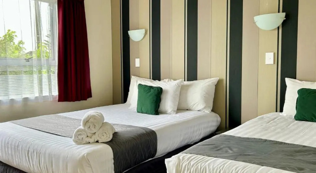 Апартаменты Parkside Motel and Apartments