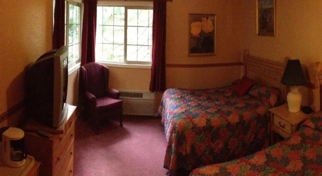 Четырёхместный номер Standard с видом на сад StrawberryInn River Front Resort