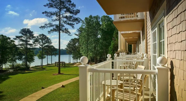 Четырёхместный номер Standard с балконом и с видом на озеро The Ritz-Carlton Reynolds, Lake Oconee