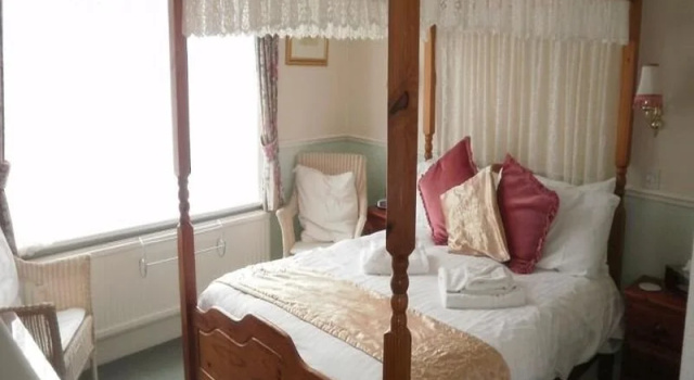 Lyndhurst House, Забронировать Отель Отели Сандаун 4 звезды, рядом с Пляж Лейк, 4*