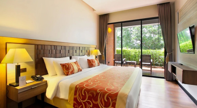Двухместный номер Premier с балконом Rimnaam Klangchan Hotel - SHA Plus