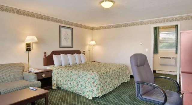 Days Inn Concord, Varaa Hotelli Hotellit New England uima-altaalla, Uima-allas