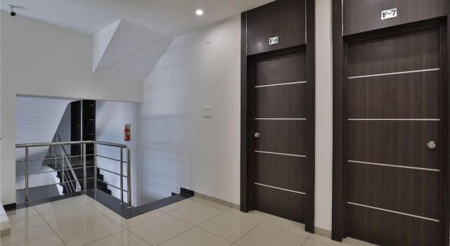 SPOT ON 38154 Shakti Hostel & Hotel, Rezerwuj Hostel Hotele w Bhuj z parkingiem, Parking