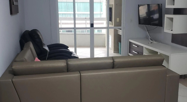 Apartamento confortável em Meia Praia - 200 metros da praia