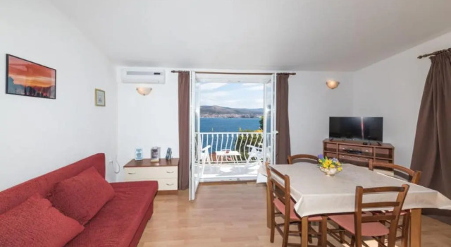 Holiday home Jelka - near beach, Buchen Sie Hotel Hotels in Gespanschaft Split-Dalmatien mit Pool, Schwimmbad
