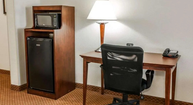 Номер Standard Comfort Suites near Indianapolis Airport