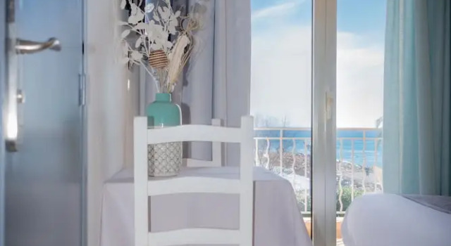 Номер Standard с балконом и с видом на море Hotel et Appartements Reine DAzur