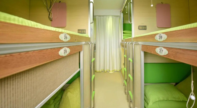 Кровать в общем номере Qingting Space Capsule Hostel