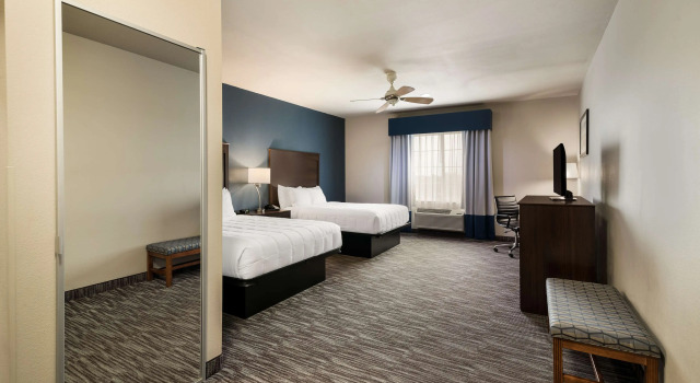 Четырёхместный номер Standard Best Western Plus Lake Dallas Inn & Suites