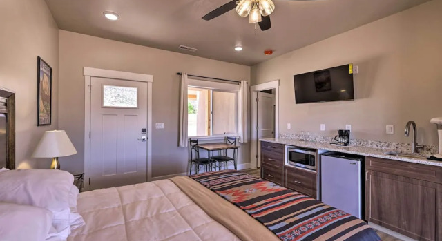 Коттедж с 2 комнатами Quiet Kanab Home w/ Panoramic Views & Porch!