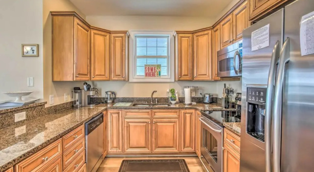 Коттедж Home w/ Deck: 1 Mi to Surfside Beach Access!