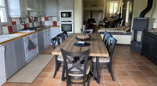 Traditional holiday home in Altillac with private pool, Rezerwuj Hotel Hotele w Correze z parkingiem, Parking