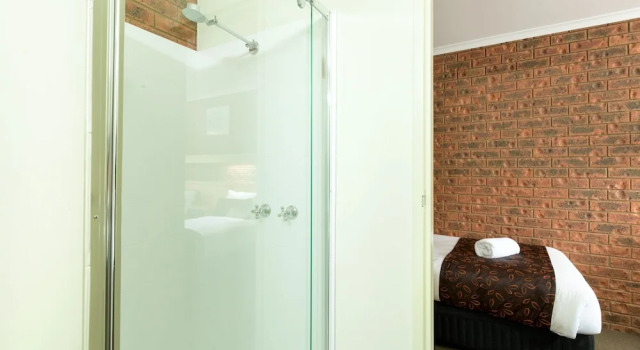 Кровать в общем номере Advance Motel