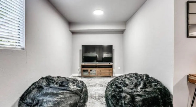 5 BR Home with Giant Yard and Theater Room in Uptown, Buchen Sie Ferienhaus Villen in Oklahoma, Villa