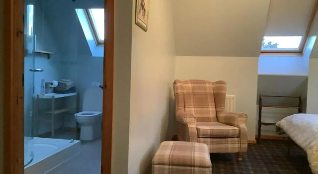 22 miles from Edinburgh-Double room-Welcoming B&B, Забронировать Отель «постель и завтрак» Отели Ланаркшир с парковкой, Парковка