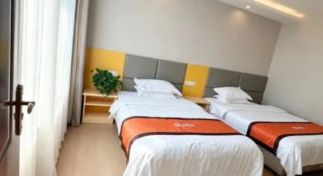 Двухместный люкс Deluxe Shell Xinyang Huangchuan County Railway Station Hotel