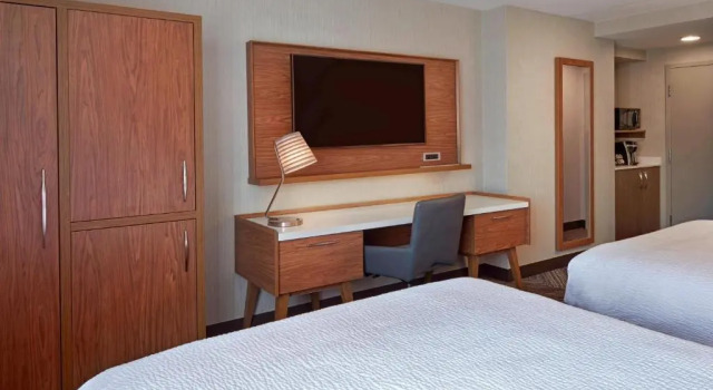 Четырёхместный номер Standard Four Points by Sheraton Hamilton - Stoney Creek