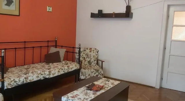 Family 4 rooms apartment in house with garden
