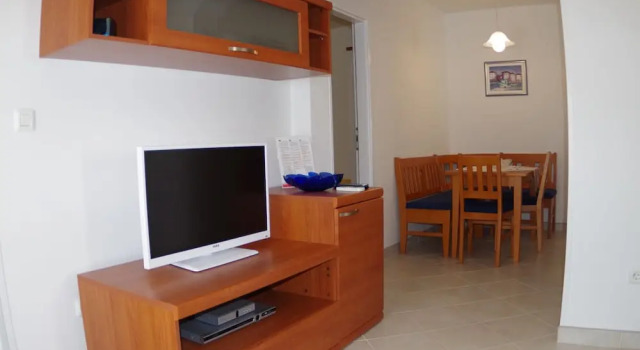 Garden-view Apartment With Terrace, 500m From the Sea, Parking, BBQ and Wifi
