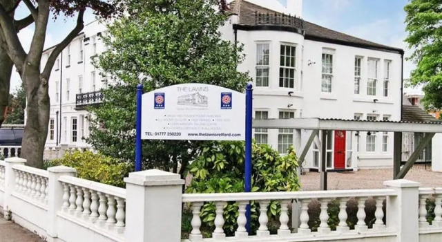 Апартаменты The Lawns Guest House