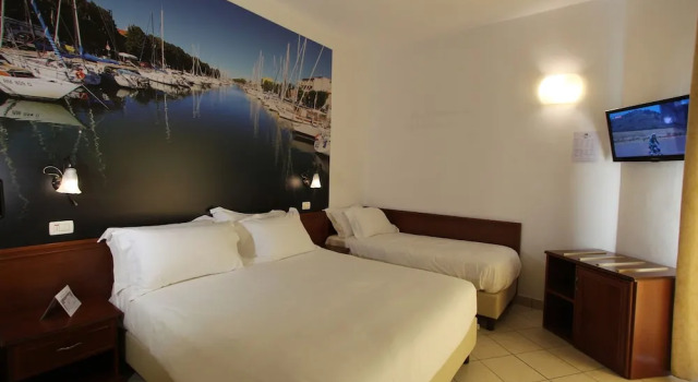 Трёхместный номер с балконом Отель Sovrana Hotel & SPA