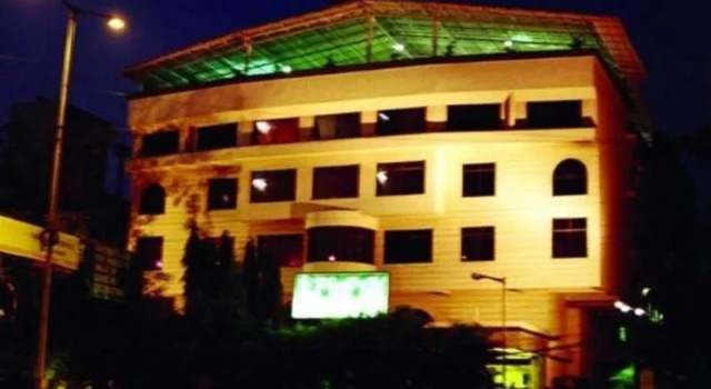 The Central Court, Rezerwuj Hotel Lakdi Ka Pul 