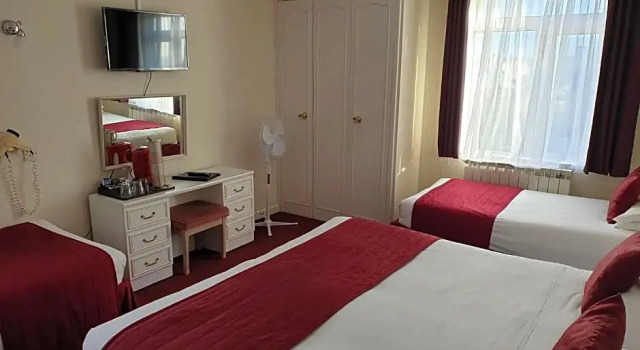 Четырёхместный номер Standard с красивым видом из окна Marina Metro Hotel