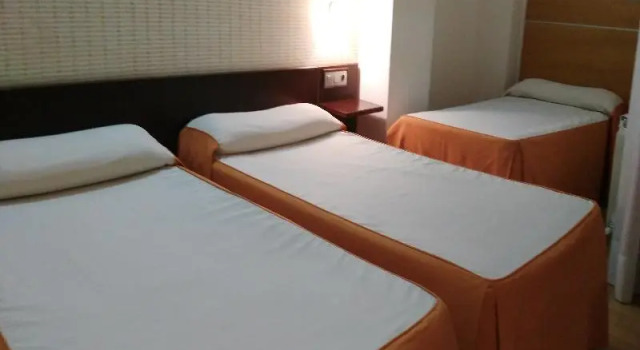 Трёхместный номер Standard с балконом Hotel Alfageme