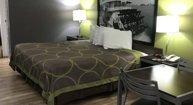 Номер Comfort Super 8 by Wyndham Slidell