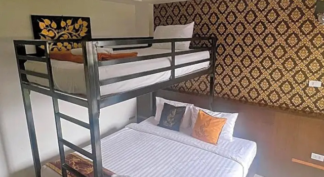 Трёхместный номер с балконом Adamaz House