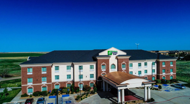 Кровать в общем номере Holiday Inn Express Hotel & Suites Pampa by IHG
