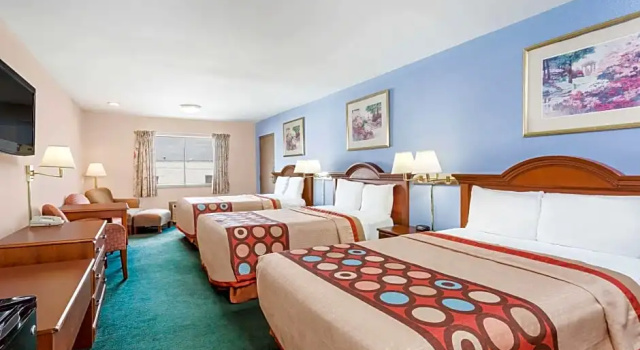 Шестиместный номер Standard Super 8 by Wyndham Greensboro
