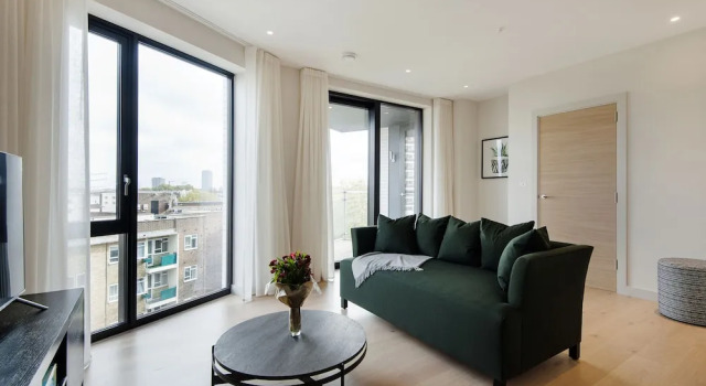 Contemporary Victoria Home by the River Thames