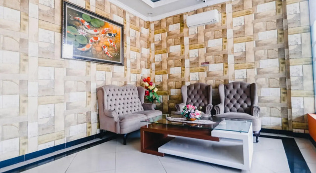RedDoorz Plus @ Grand City Inn, Book Hotel Hotels in Sulawesi with Parking, Parking