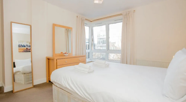 1 Bedroom Flat with Balcony Accommodates 4, Забронировать Отель Лондон Большой Лондон, рядом с Каннинг Таун