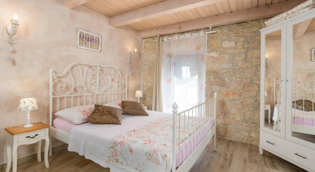 Beautiful Home in Kras With Wifi and 2 Bedrooms, Varaa Hotelli Hotellit Kvarner Islands uima-altaalla, Uima-allas