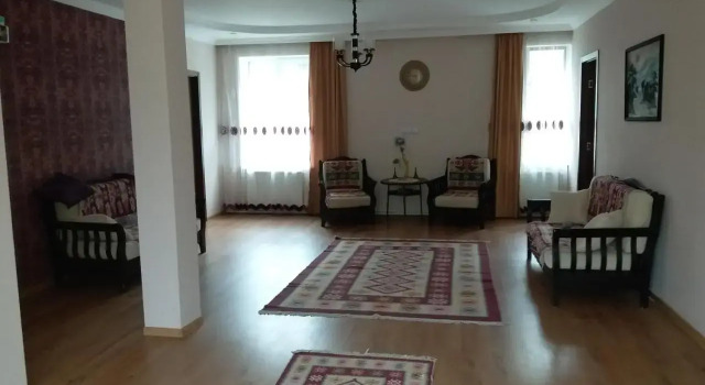 Guest House Sandro, Rezerwuj Pensjonat Hotele w Mtkheta-Mtianeti z parkingiem, Parking