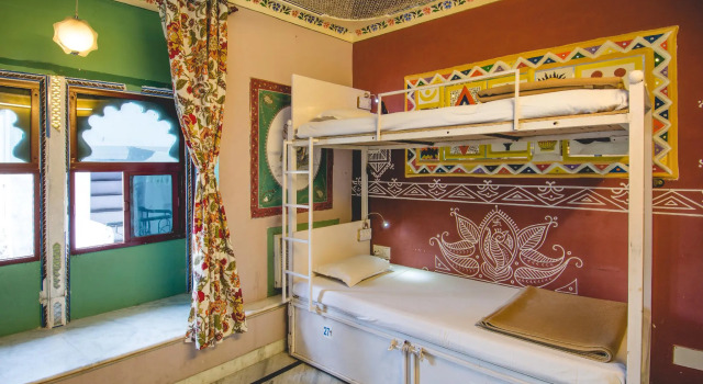 Кровать в общем номере Hotel Banjara Heritage