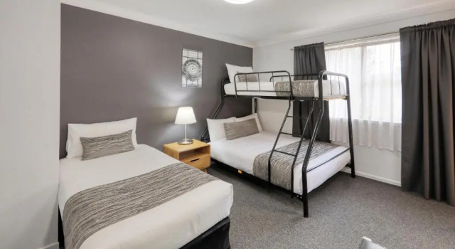 Апартаменты Colonial Motel & Apartments