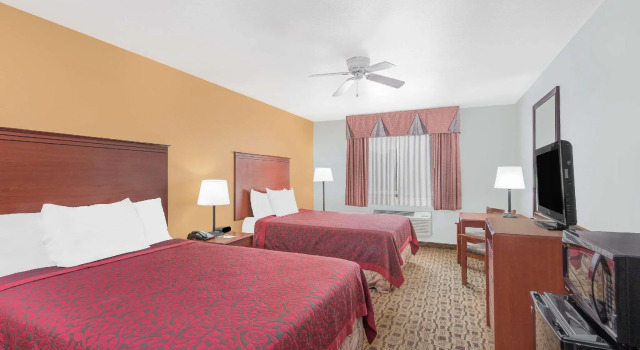 Четырёхместный номер Standard Days Inn by Wyndham Lamar