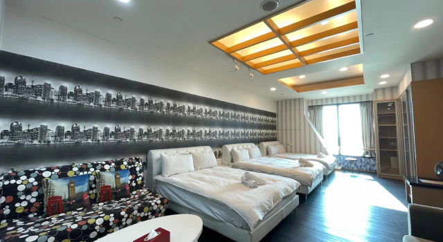 Кровать в общем номере Childhood Service Apartment