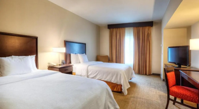 2 makuuhuonetta Sviitti Embassy Suites Laredo