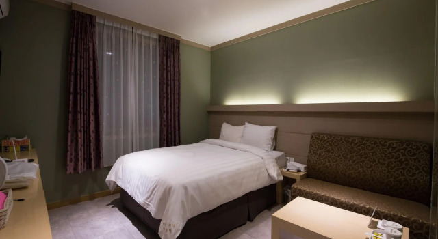 Sunrise Hill Tourist Hotel