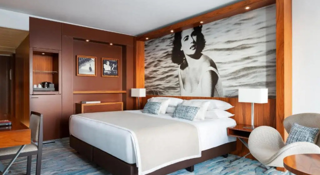 Номер Deluxe с частичным видом на море JW Marriott Cannes