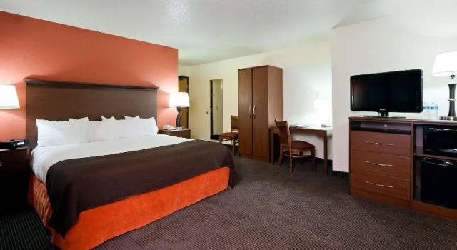 Люкс Superior AmericInn by Wyndham Manitowoc