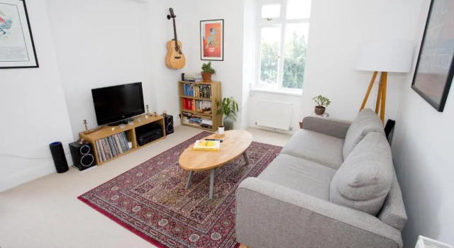 Bright 2 bedroom Apt - Great location - Free Parking